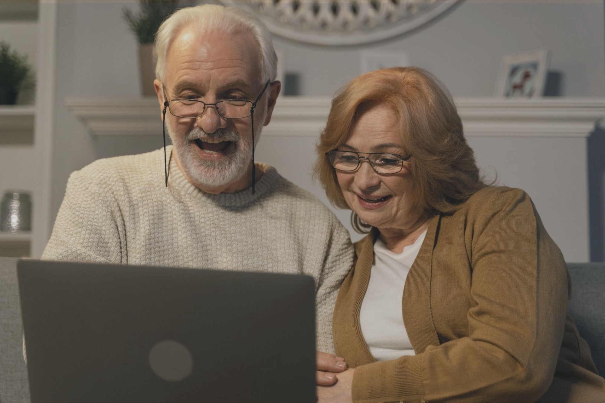 Couple booking house cleaning online in Naples